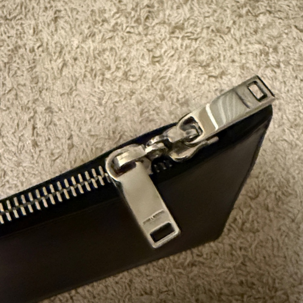 Saint Laurent Elegant Black Leather Pouch - Picture 4 of 7